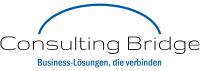 Das Logo von Consulting Bridge. Über dem Firmennamen spannt sich ein blauer Bogen, der eine Brücke darstellt. Darunter steht der Slogan: "Business-Lösungen, die verbinden".
