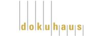 Das Logo von dokuhaus. Der Schriftzug ist in goldenen Kleinbuchstaben gehalten und wird durch mehrere vertikale graue Linien segmentiert.
